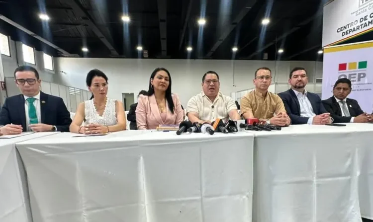 El presidente del TSJ, Romer Saucedo, junto a vocales del Órgano electoral y de la Fiscalía.