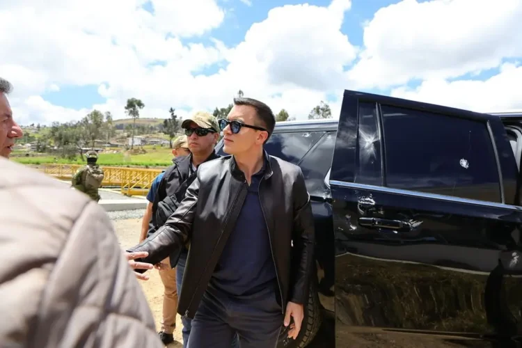 El vehículo de Noboa quedó con muestras del ataque/ Presidencia del Ecuador