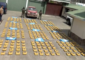 La droga y el vehículo incautado/FELCN