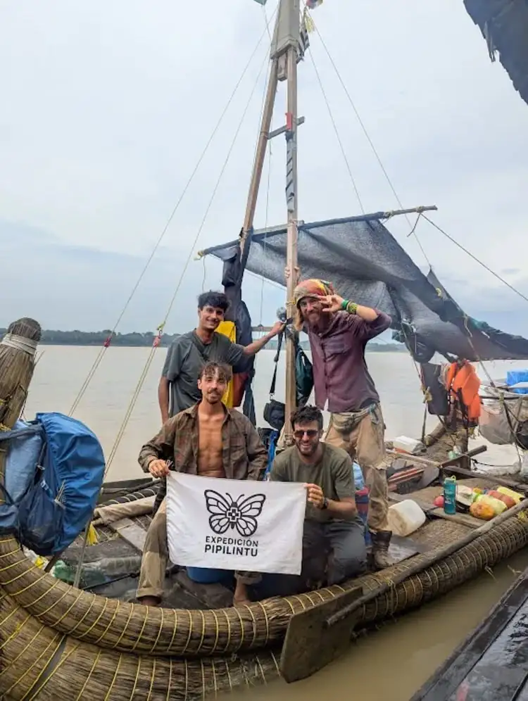 La balsa de totora en la que tres franceses navegan desde Bolivia hasta Brasil comenzó a deshacerse. FOTO UOL