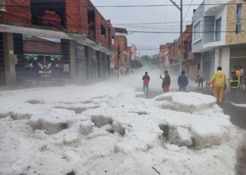 Así quedaron varias calles y avenidas de la capital tarijeña tras una fuerte granizada. FOTO: GAMT