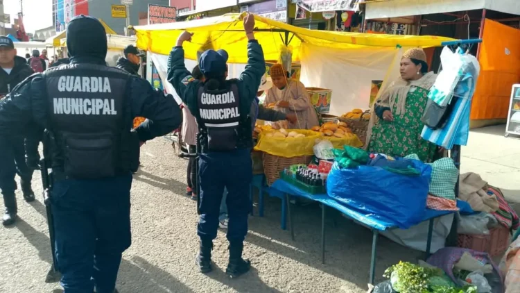 Alcaldía de El Alto recupera vías peatonales en la avenida Juan Pablo II. FOTO: GAMEA