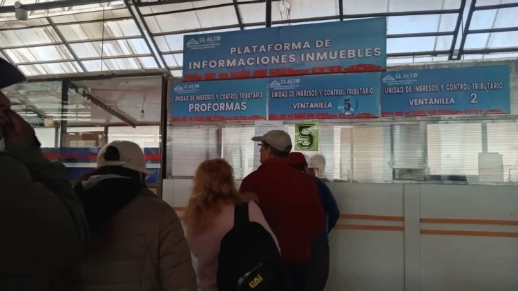 Contribuyentes realizan el pago de sus deudas impositivas en El Alto. FOTO: GAMEA