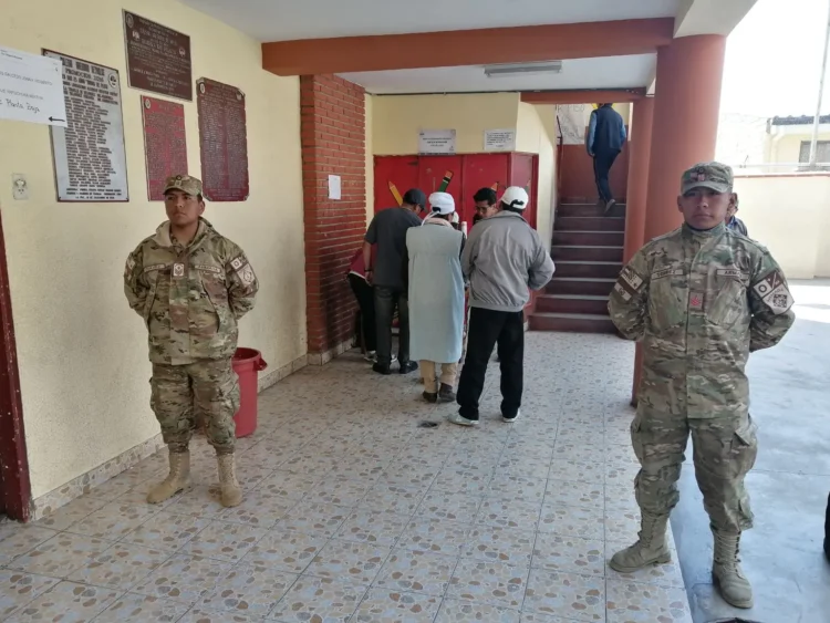 Militares resguardan un recinto electoral (Foto: Ministerio de Defensa)