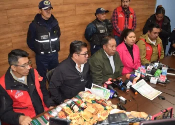 El secretario de Gestión Institucional y representantes de los panificadores en conferencia de prensa. FOTO: GAMEA