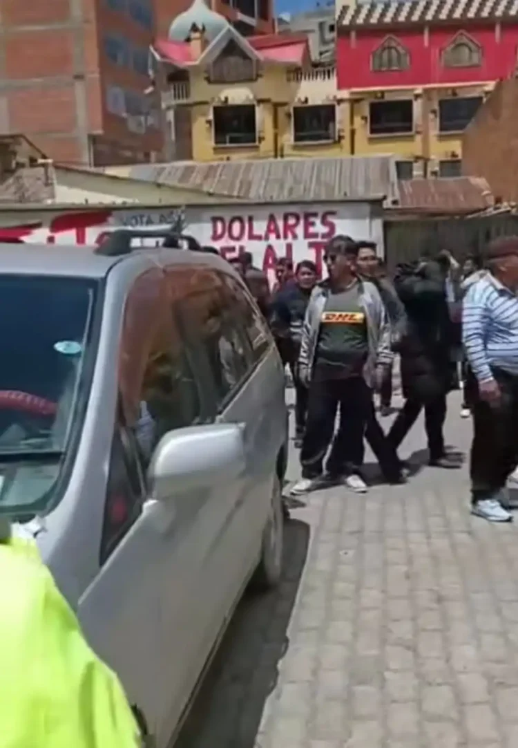Choferes frenan con violencia la inauguración de una nueva línea de transporte liderada por mujeres. FOTO: RRSS