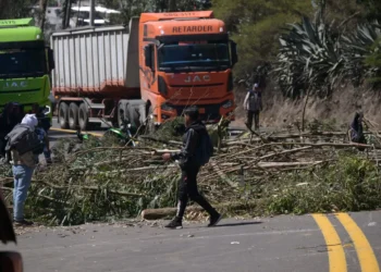 Los indígenas bloquearon varias carreteras/archivo AFP