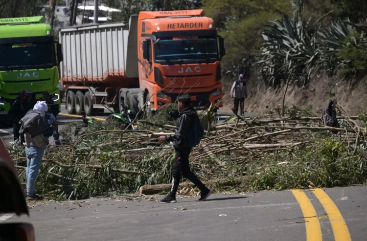 Los indígenas siguen bloqueando carreteras/AFP