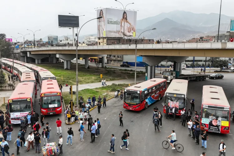 Los choferes bloquearon varias vías/AFP