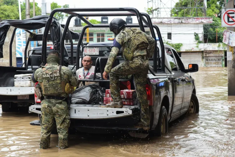 El ejército ayuda en el rescate de víctimas/AFP
