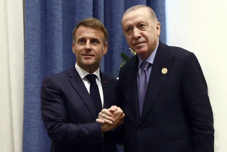 El presidente turco saluda a su homólogo de Francia/AFP