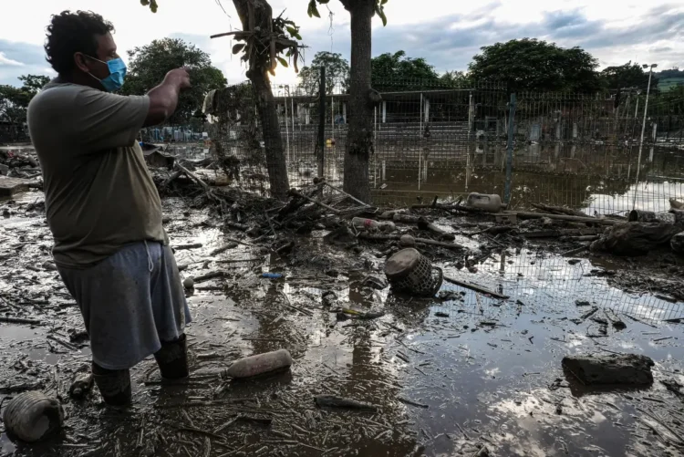 Muchas poblaciones están cubiertas de lodo/AFP