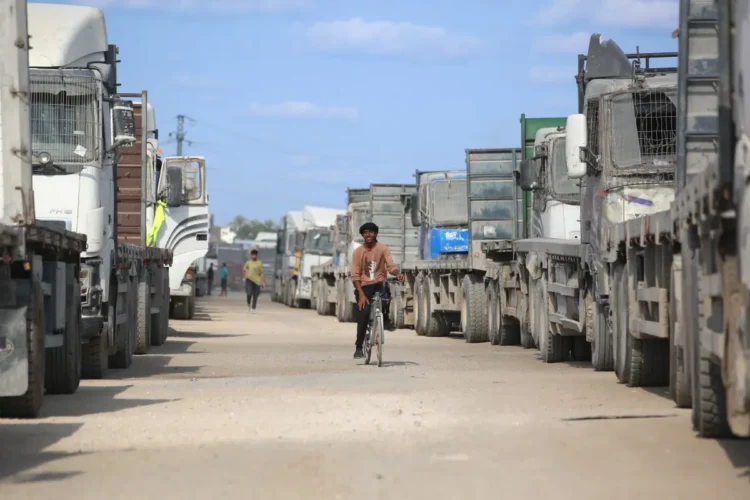 Cientos de camiones esperan la apertura del paso fronterizo/AFP