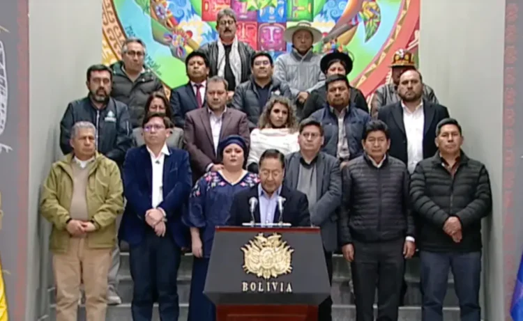 El expresidente Luis Arce está acompañado por su entonces gabinete de ministros.
Foto: captura LuchoXBolivia