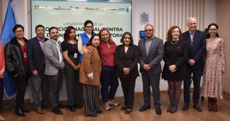 Representantes de las organizaciones civiles de la Coalición Nacional de Lucha contra la Desinformación .