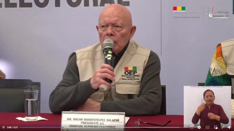 El presidente del TSE, Óscar Hassenteufel, brinda el primer reporte de la media jornada.