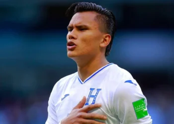 Denil Maldonado entonando el Himno de Honduras. (FOTO: Selección de Honduras)