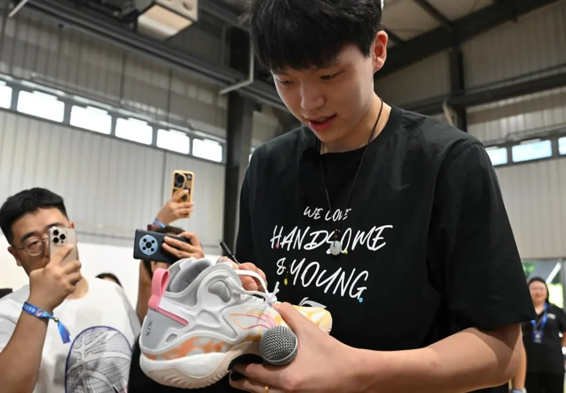 El jugador de la NBA Yang Hansen firma un autógrafo el 26 de julio de 2025 en Qingdao. (FOTO: AFP)