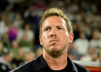 El técnico alemán Julian Nagelsmann analiza antes del partido de clasificación europea para el Mundial 2026 contra Irlanda. (FOTO: AFP)