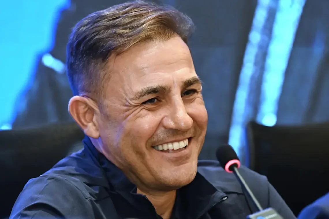 Fabio Cannavaro sonríe al ser presentado como nuevo técnico de la selección de Uzbekistán. (FOTO: AFP)