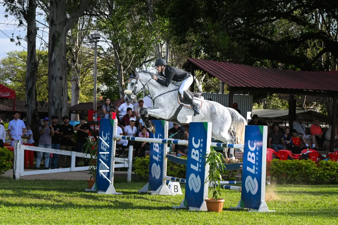 El jinete Fernando Bedoya en pleno salto junto a Quallenium en el picadero de Santa Cruz (Arturo Bedoya),