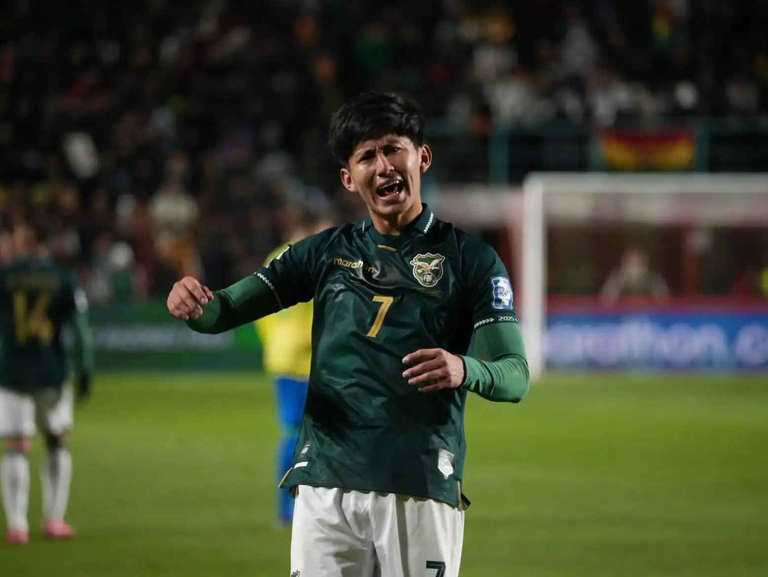 Presidente Paz cede pasaje a niño para alentar a la Verde en México