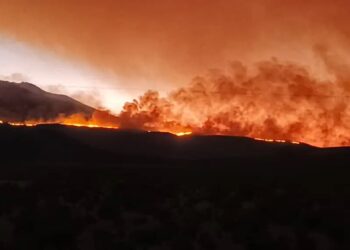 El incendio avanza cerro arriba. Foto: Comunarios de Salinas de Garci Mendoza.