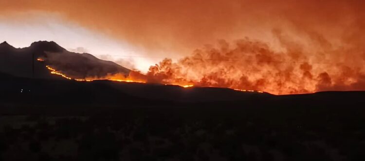 El incendio avanza cerro arriba. Foto: Comunarios de Salinas de Garci Mendoza.