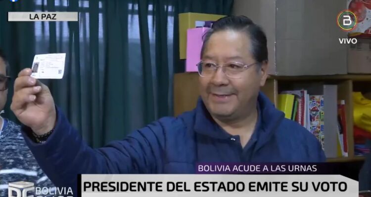 El presidente Luis Arce tras emitir su voto. Foto: Captura Bolivia Tv.
