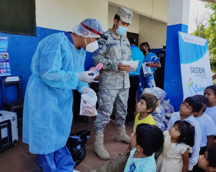 Los profesionales también obsequiaron kits de limpieza dental a la población. Foto: Ministerio de Salud.