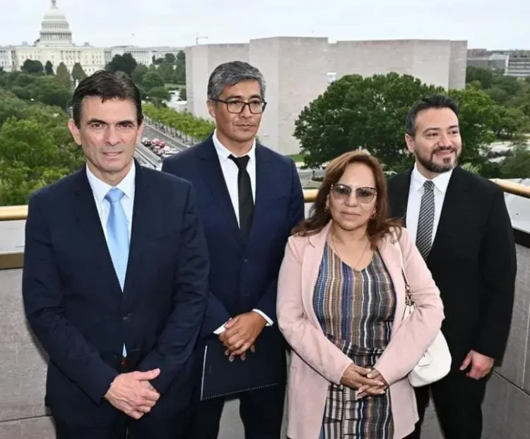 El candidato ROdrigo Paz (PDC) y los diputados Esther Góngora (APB-Súmate) y Alejandro Reyes (Unidad) en EEUU.
Foto: Datapolis
