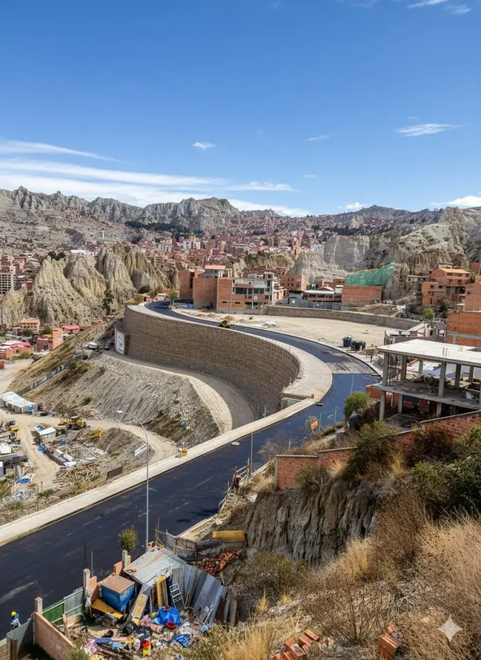 Uno de los puentes trillizos, que conecta las zonas de Inmaculada Concepción y 14 de Septiembre, a través de la avenida Libertad, será rehabilitado. FOTO: GAMLP
