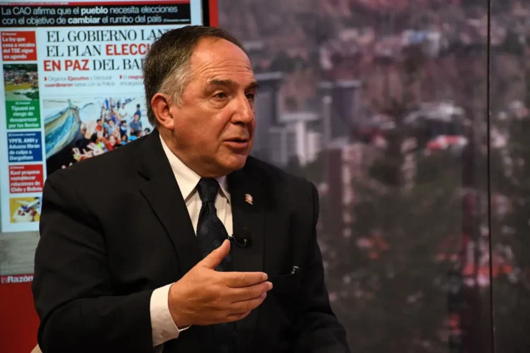 Gustavo ALiaga en entrevista con Piedra, Papel y Tinta de La Razón. Foto: Oswaldo Aguirre.