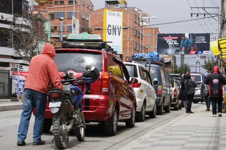 Las filas por combustible incrementaron. Foto: APG.