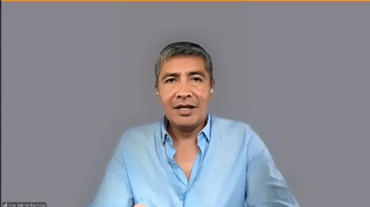 José Gabriel Espinoza en una entrevista con Piedra, Papel y Tinta de La Razón