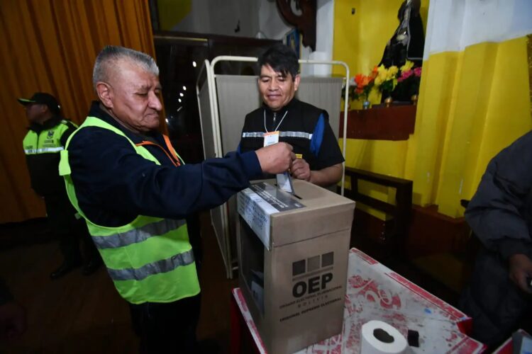 Un ciudadano ejerce su derecho al voto (Foto: APG)