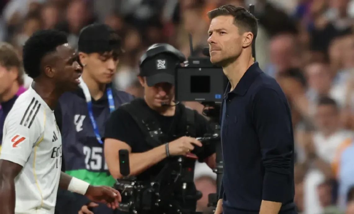 Vinícius, pasa junto a su técnico, Xabi Alonso, tras ser sustituido y mostrar su enfado durante el partido de la liga ante el FC Barcelona. (FOTO: AFP)