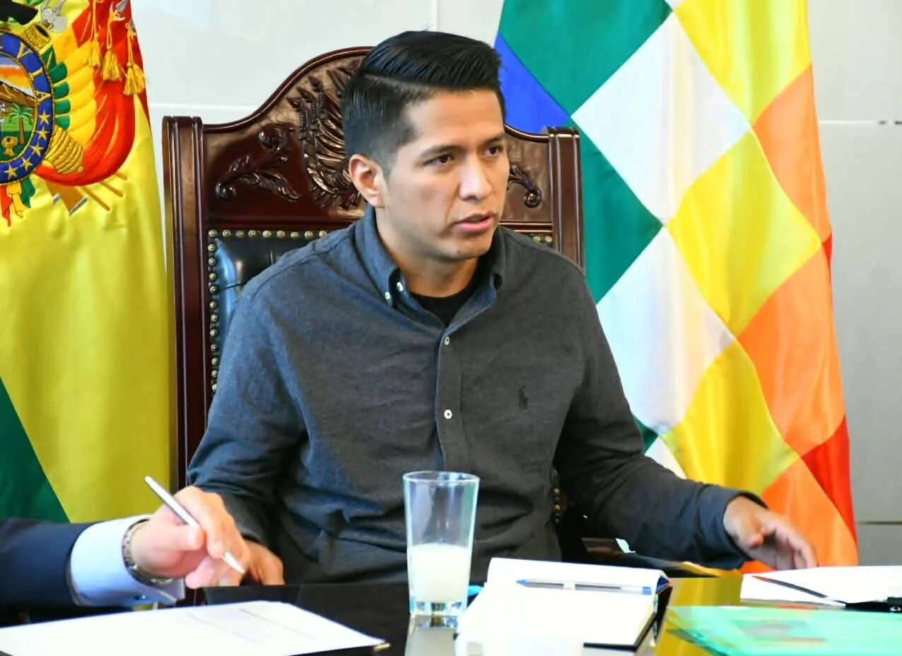 Andrónico denuncia cinco meses de sueldos adeudados al cuerpo diplomático