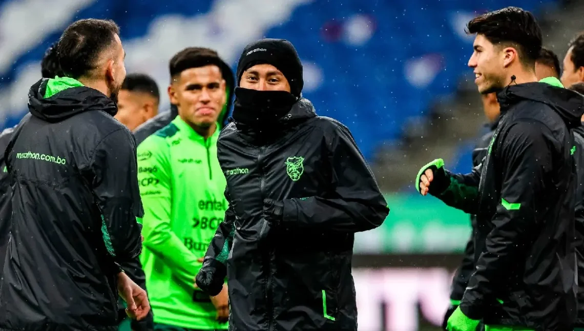 Miguel Terceros, junto a sus compañeros, durante el entrenamiento en el VTB Arena. (Foto: FBF)