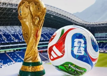 La copa del Mundo junto al nuevo balón 2026. (FOTO: ADIDAS)