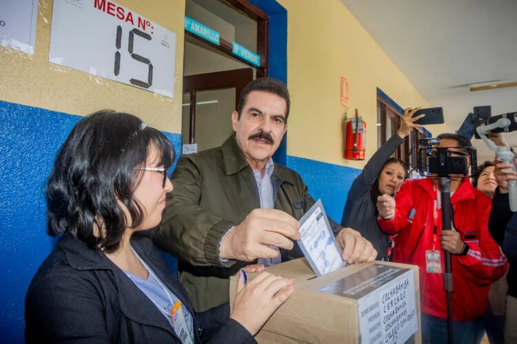 El alcalde de Cochabamba, Manfred Reyes Villa, emitió su voto en el colegio Don Bosco. FOTO: GAMC