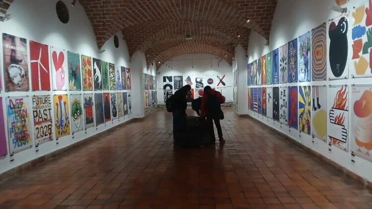 El Museo Nacional de Arte (MNA) recibió e hizo el montaje de 481 carteles que son parte de esta versión Bienal de Diseño y Cartel Bolivia (BICeBé) 2025. FOTO: MNA