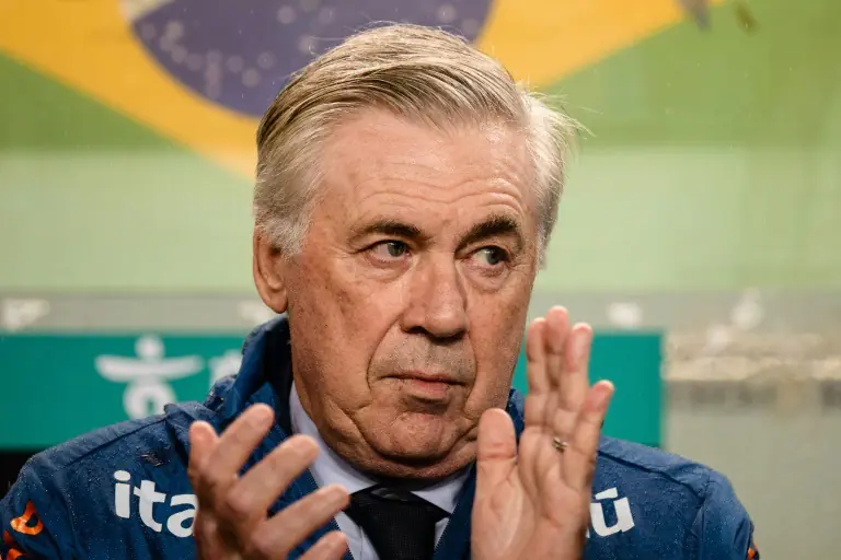 El seleccionador de Brasil, Carlo Ancelotti, aplaude antes del partido amistoso disputado contra Corea del Sur. (FOTO: AFP)