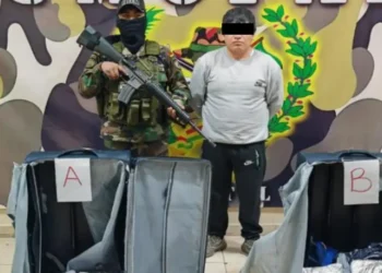 El aprehendido junto con la droga hallada en sus maletas/FELCN