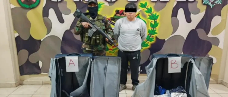 El aprehendido junto con la droga hallada en sus maletas/FELCN