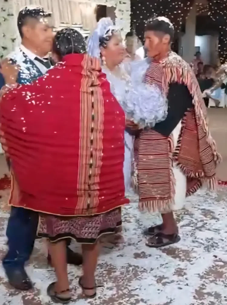 Los novios bailan el vals con sus papás/Captura de video
