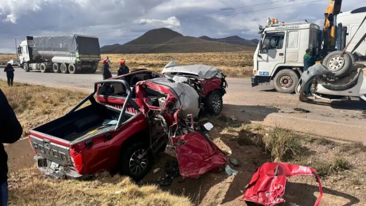 Dos vehículos chocaron de forma frontal en la carretera La Paz - Oruro. FOTO: Captura Canal 10 TV Caracollo