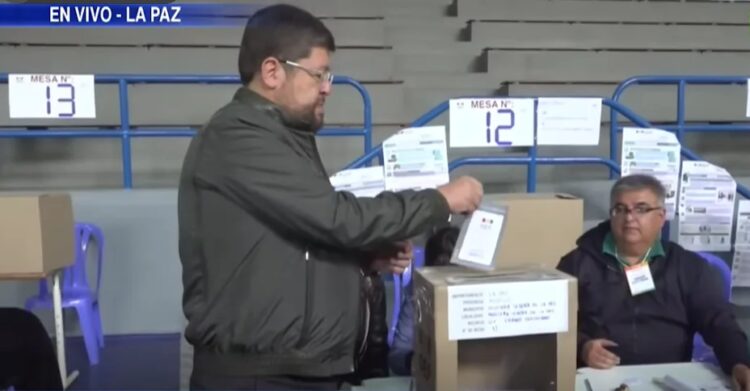 Doria Medina emite su voto. Foto: Captura DTV.