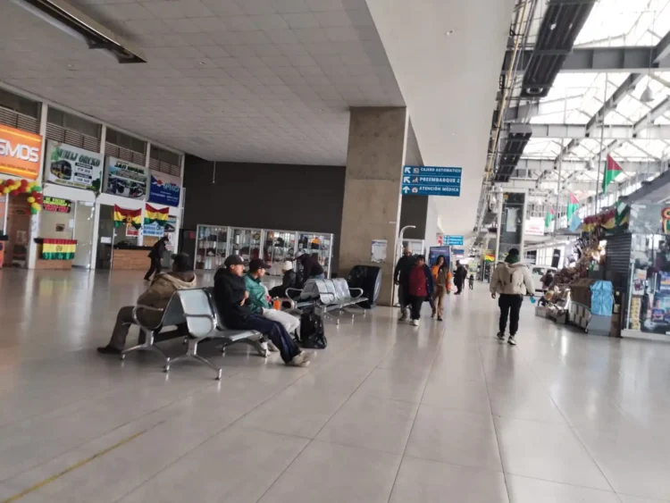 La terminal terrestre de El Alto modificará sus horarios debido al balotaje del domingo 19 de octubre. FOTO: GAMEA