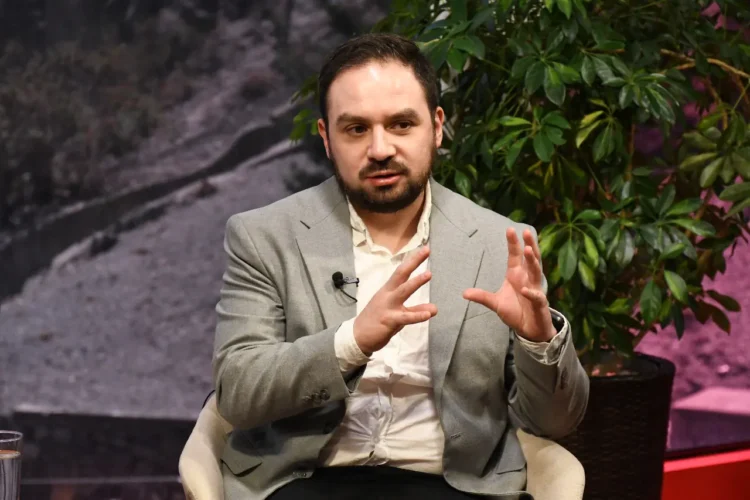 El director de la fundación Internet Bolivia, Cristian León, en entrevista con Piedra, Papel y Tinta.